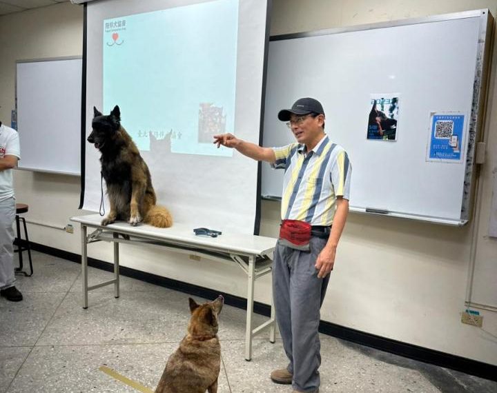 他不是在教狗聽話，而是在教人當「主人」──啾比拔的階級哲學